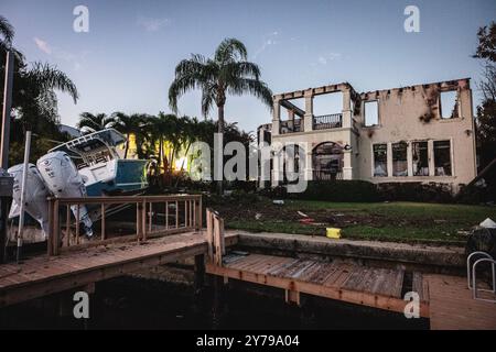 Davis Island, Florida, USA. September 2024. Das Wohnhaus auf Davis Island erlitt katastrophale Brandschäden als Folge einer Rekordsturmflut, die durch den HURRIKAN HELENE verursacht wurde. Es wurde berichtet, dass der Eigentümer des Hauses eine TESLA besaß. (Kreditbild: © Dave Decker/ZUMA Press Wire) NUR REDAKTIONELLE VERWENDUNG! Nicht für kommerzielle ZWECKE! Quelle: ZUMA Press, Inc./Alamy Live News Stockfoto