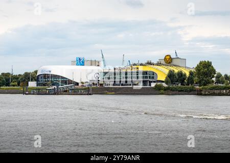 Hamburger Bühnentheater an der Elbe. Ort, um die Musicals der König der Löwen und Frozen von Disney in den dafür vorgesehenen Gebäuden zu sehen. Stockfoto