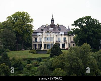 Das Gebäude der Villa de Freitas und der schöne Garten in Hamburg. Das historische Luxushaus befindet sich an der Elbchaussee 239. Stockfoto
