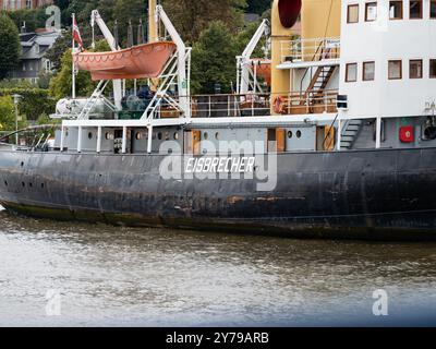 Eisbrecher-Etikett auf einem Boot. Seeschiff zur Zerstörung von Eisblöcken gefrorenen Wassers im Hafenbereich. Ausrüstung, um die Routen frei zu machen. Stockfoto