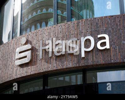 Haspa-Logoschild der Hamburger Sparkasse an der Fassade. Finanzdienstleistungsunternehmen, das Banken und Kredite für Menschen anbietet. Stockfoto