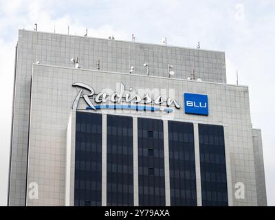 Radisson Blu-Logoschild des Beherbergungsunternehmens in einem Hotelgebäude neben dem Dammtor, Hamburg. Luxuriöse Gastfreundschaft für Touristen und Reisende. Stockfoto