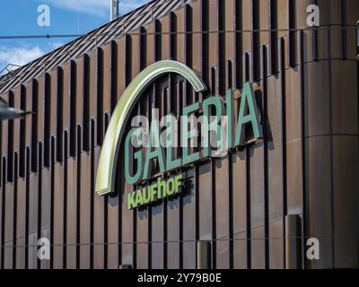 Galeria Kaufhof Logoschild an der Gebäudefassade des Einkaufszentrums Hannover. Deutsches Kaufhaus in der Innenstadt für Einzelhandelskunden. Stockfoto