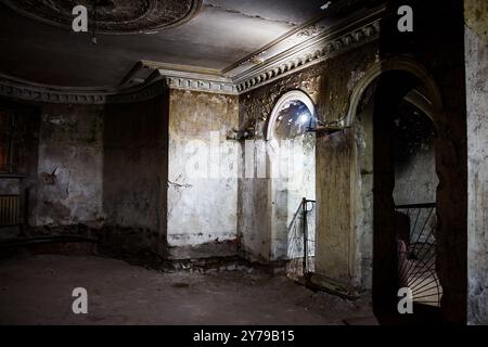 Düstere schäbige unterirdische Etage eines alten Herrenhauses, beleuchtet von schwachem Licht Stockfoto