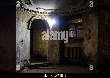 Düstere schäbige unterirdische Etage eines alten Herrenhauses, beleuchtet von schwachem Licht Stockfoto