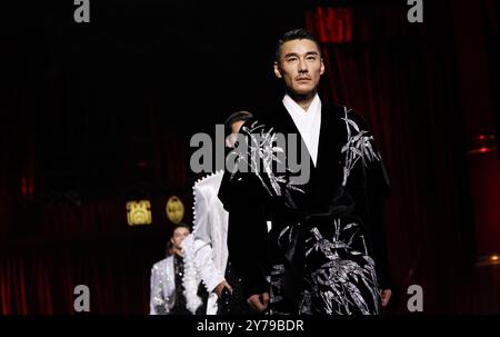 Paris, Frankreich. September 2024. Models präsentieren Kreationen im Rahmen der Prince Kung's Palace Fashion Show des Designers Laurence Xu in der Salle Wagram in Paris, Frankreich, 28. September 2024. Quelle: Gao Jing/Xinhua/Alamy Live News Stockfoto