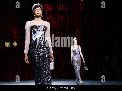 Paris, Frankreich. September 2024. Models präsentieren Kreationen im Rahmen der Prince Kung's Palace Fashion Show des Designers Laurence Xu in der Salle Wagram in Paris, Frankreich, 28. September 2024. Quelle: Gao Jing/Xinhua/Alamy Live News Stockfoto