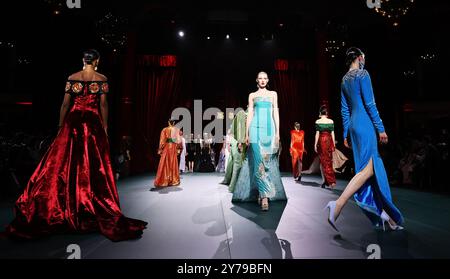 Paris, Frankreich. September 2024. Models präsentieren Kreationen im Rahmen der Prince Kung's Palace Fashion Show des Designers Laurence Xu in der Salle Wagram in Paris, Frankreich, 28. September 2024. Quelle: Gao Jing/Xinhua/Alamy Live News Stockfoto