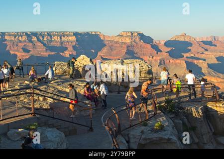 Grand Canyon National Park, AZ, USA - 17. Juni 2024: Aussichtsplattform im Grand Canyon National Park. Stockfoto