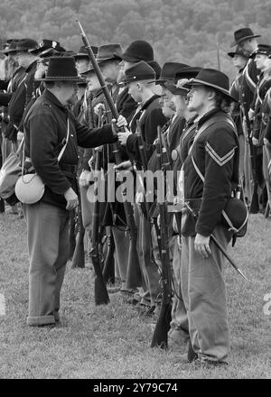 Versammelte Infanterie der Bürgerkriegsgewerkschaft während einer Waffeninspektion (Reenactor) Stockfoto