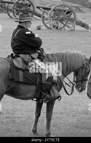 Ein älterer Mann, der während des Amerikanischen Bürgerkriegs als Kavallerie-Offizier in der Union Army nachspielt Stockfoto