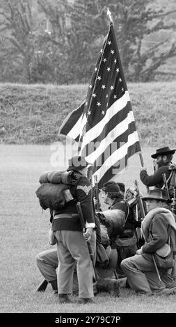 Union Infanterie versammelt um die Flagge der Vereinigten Staaten auf einem Schlachtfeld des Bürgerkriegs (Nachstellung) Stockfoto