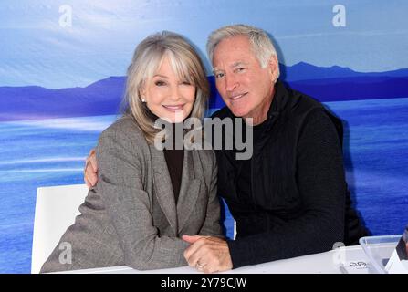 Los Angeles, USA. September 2024. Der legendäre Seifenschauspieler Drake Hogestyn, 70, starb heute nach einem Kampf gegen Bauchspeicheldrüsenkrebs in Los Angeles, CA.---------------------------------------------------------- Deidre Hall und Drake Hogestyn kommen am 12. November 2022 zum „Days of Our Lives“ Day of Days 2022 Fan Event im J.W. Marriott at LA LIVE in Los Angeles, CA. © Janet Gough/AFF-USA. COM Credit: AFF/Alamy Live News Stockfoto