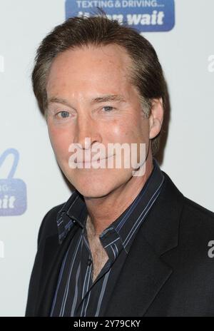 Los Angeles, USA. September 2024. Der legendäre Seifenschauspieler Drake Hogestyn, 70, starb heute nach einem Kampf gegen Bauchspeicheldrüsenkrebs in Los Angeles, CA.---------------------------------------------------------- 8. August 2013 West Hollywood, CA. Drake Hogestyn From One Second to the Next Documentary Screening, gehalten im Pacific Design Center Silver Screen Theatre © Fitzroy Barrett/AFF-USA. COM Credit: AFF/Alamy Live News Stockfoto