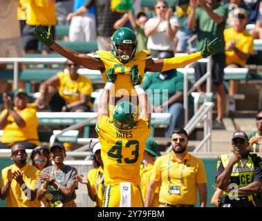 Waco, Texas, USA. September 2024. Baylor Tight End Gavin Yates (43) feiert mit dem Wide Receiver Josh Cameron (34) nach Camerons Touchdown während eines NCAA-Fußballspiels zwischen den BYU Cougars und den Baylor Bears am 28. September 2024 in Waco. Die BYU gewann mit 34:28. (Kreditbild: © Scott Coleman/ZUMA Press Wire) NUR REDAKTIONELLE VERWENDUNG! Nicht für kommerzielle ZWECKE! Stockfoto