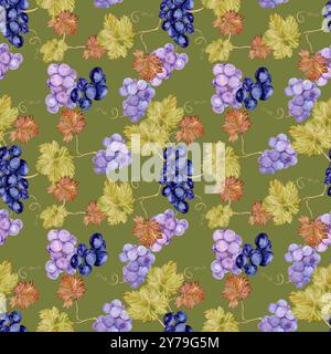 Nahtloser Hintergrund mit Weinrebe. Aquarellfarben Flieder und Dunkelblau, schwarze Herbsttraubenbeeren, Blätter und Rebe. Abbildungen für das Design der Weinetiketten, Stockfoto