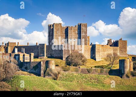 Dover, Großbritannien - 25. März 2016: Blick auf Dover Castle mit textfreiraum Himmel. Burg entstand im 11. Jahrhundert für die Stadt und s zu schützen Stockfoto