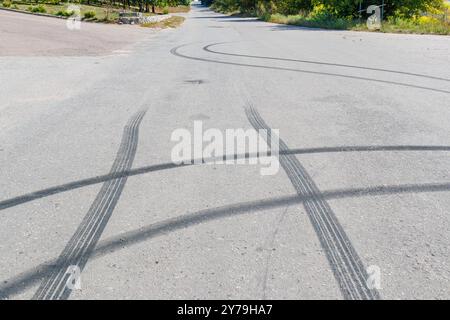 Schwarze Spuren von Autobremsen auf dem Asphalt. Nahaufnahme von Rutschspuren auf der Straße Stockfoto