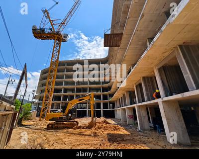 Bagger lädt Boden auf einer Baustelle in einen Muldenkipper Stockfoto