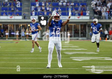 28. September 2024: Der südwestliche Methodist Mustangs-Empfänger Jake Bailey (12) versucht, die Menge während eines Spiels zwischen den Florida State Seminoles und den Southern Methodist Mustangs im Gerald J. Ford Stadium in Dallas, Texas, anzuregen. Freddie Beckwith/CSM (Bild: © Freddie Beckwith/Cal Sport Media) Stockfoto