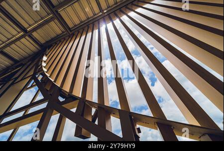 Ein Gebäude mit Holzlatten auf der Baustelle, das zu seinem architektonischen Stil beiträgt Stockfoto