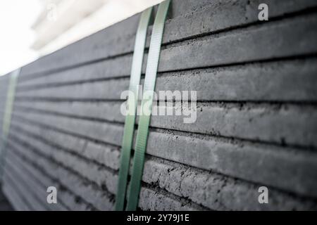 Ein großer Stapel Betonplatten auf einer Baustelle Stockfoto