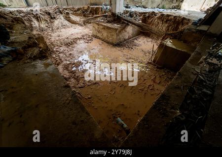 Großer Erdhaufen, in dem sich viele Verstärkungsstäbe aus Metall befinden Stockfoto