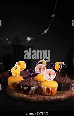 Festliche Halloween-Cupcakes und Leckereien, die mit lustigen Aufklebern dekoriert sind. Halloween Muffins. Schokoladenmuffins Stockfoto