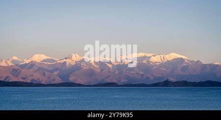 Panoramablick auf den Karakul See bei Sonnenaufgang, mit schneebedeckten Trans-Alai Gebirgszügen, Murghab, Gorno-Badakhshan, Tadschikistan Stockfoto