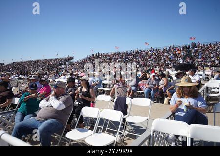 San Diego, Usa. September 2024. Die Leute sehen die Flugshow im MCAS Miramar. Die MCAS Miramar Airshow, eine der größten Militärflugshows in den Vereinigten Staaten, zieht das Publikum an diesem Wochenende mit aufregenden Flugshows in ihren Bann. Mit einer spektakulären Auswahl an Militärflugzeugen zeigt die Show die Präzision der Blue Angels der U.S. Navy sowie Aufführungen von alten Warbirds und modernen Jets. (Foto: Michael Ho Wai Lee/SOPA Images/SIPA USA) Credit: SIPA USA/Alamy Live News Stockfoto