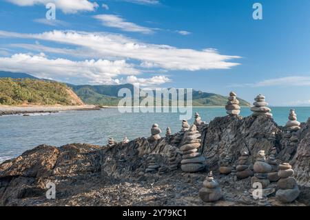 Rauh wunderschöne, felsige Küste mit Felsen cairns entlang der Autobahn zwischen Port Douglas nördlich von Cairns, Far North Queensland, Australien. Stockfoto