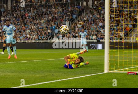 St. Paul, Minnesota, USA. September 2024. Minnesota United Torwart DAYNE ST. CLAIR taucht, um zu retten. Die Minnesota United und die Colorado Rapids standen auf dem Allianz Field in St. Paul Minnesota gegenüber. Am 28. September übernahmen die Minnesota United mit 3-0 Punkten die Kontrolle über die Colorado Rapids. (Kreditbild: © Michael Turner/ZUMA Press Wire) NUR REDAKTIONELLE VERWENDUNG! Nicht für kommerzielle ZWECKE! Quelle: ZUMA Press, Inc./Alamy Live News Stockfoto