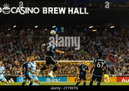 St. Paul, Minnesota, USA. September 2024. Minnesota United Spieler MICHAEL BOXALL springt für einen Kopfball. Die Minnesota United und die Colorado Rapids standen auf dem Allianz Field in St. Paul Minnesota gegenüber. Am 28. September übernahmen die Minnesota United mit 3-0 Punkten die Kontrolle über die Colorado Rapids. (Kreditbild: © Michael Turner/ZUMA Press Wire) NUR REDAKTIONELLE VERWENDUNG! Nicht für kommerzielle ZWECKE! Quelle: ZUMA Press, Inc./Alamy Live News Stockfoto