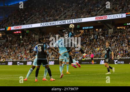 St. Paul, Minnesota, USA. September 2024. Minnesota United Spieler JEFFERSON DIAZ springt und verbindet sich mit dem Ball für einen Kopfball. Die Minnesota United und die Colorado Rapids standen auf dem Allianz Field in St. Paul Minnesota gegenüber. Am 28. September übernahmen die Minnesota United mit 3-0 Punkten die Kontrolle über die Colorado Rapids. (Kreditbild: © Michael Turner/ZUMA Press Wire) NUR REDAKTIONELLE VERWENDUNG! Nicht für kommerzielle ZWECKE! Quelle: ZUMA Press, Inc./Alamy Live News Stockfoto