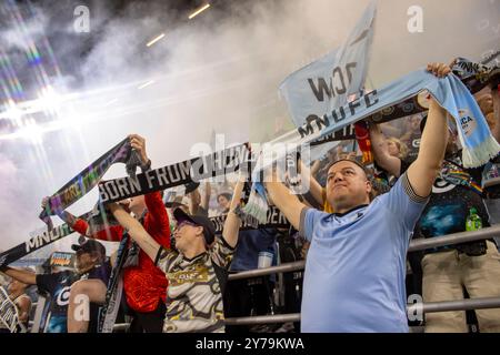 St. Paul, Minnesota, USA. September 2024. Die Fans von Minnesota United halten ihre Schals hoch, nachdem sie sich den Sieg gesichert haben. Die Minnesota United und die Colorado Rapids standen auf dem Allianz Field in St. Paul Minnesota gegenüber. Am 28. September übernahmen die Minnesota United mit 3-0 Punkten die Kontrolle über die Colorado Rapids. (Kreditbild: © Michael Turner/ZUMA Press Wire) NUR REDAKTIONELLE VERWENDUNG! Nicht für kommerzielle ZWECKE! Quelle: ZUMA Press, Inc./Alamy Live News Stockfoto