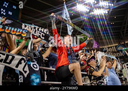 St. Paul, Minnesota, USA. September 2024. Die Fans von Minnesota United halten ihre Tücher hoch und singen zusammen, nachdem sie den Sieg gesichert haben. Die Minnesota United und die Colorado Rapids standen auf dem Allianz Field in St. Paul Minnesota gegenüber. Am 28. September übernahmen die Minnesota United mit 3-0 Punkten die Kontrolle über die Colorado Rapids. (Kreditbild: © Michael Turner/ZUMA Press Wire) NUR REDAKTIONELLE VERWENDUNG! Nicht für kommerzielle ZWECKE! Quelle: ZUMA Press, Inc./Alamy Live News Stockfoto