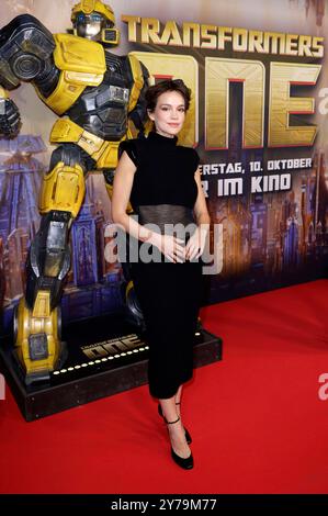 Emilia Schüle bei der Premiere des Kinofilms Transformers One im Cinedom. Köln, 28.09.2024 *** Emilia Schüle bei der Premiere des Films Transformers One im Kino Köln, 28 09 2024 Foto:XS.xGabschx/xFuturexImagex Transformers 4526 Stockfoto