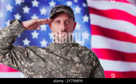 Militär US-Soldat Saluting Flagge. Armeeveteran Stockfoto