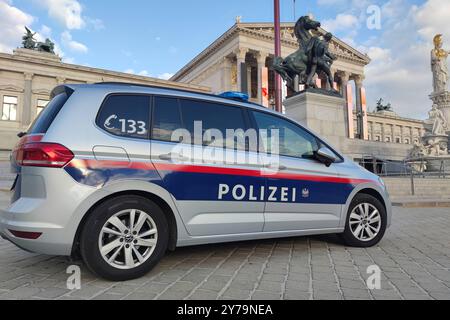 Wien, Österreich, 29.09.2024: Nationalratswahl: Österreichisches Parlamentsgebäude am Morgen der Wahl, ein Polizeiauto steht davor *** Wien, Österreich, 29 09 2024 Nationalratswahl österreichisches Parlamentsgebäude am Morgen der Wahl steht davor ein Polizeiauto Copyright: XdtsxNachrichtenagenturx dts 47775 Stockfoto