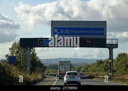 Sie nähern sich der Anschlussstelle 21 in nördlicher Richtung und zeigen die Prince of Wales Bridge in der Ferne. Stockfoto