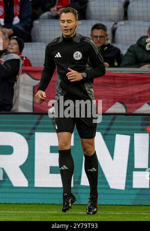 München, Deutschland. September 2024. Felix Zwayer (Schiedsrichter) beim Aufwaermen. Deutschland, FC Bayern München gegen Bayer 04 Leverkusen, Fussball, Bundesliga, 5. Spieltag, Spielzeit 2024/2025, 28.09.2024. (DIE DFL-DFB-VORSCHRIFTEN VERBIETEN DIE VERWENDUNG VON FOTOS ALS BILDSEQUENZEN UND/ODER QUASI-VIDEO). Foto: Eibner-Pressefoto/Heike feiner Credit: dpa/Alamy Live News Stockfoto