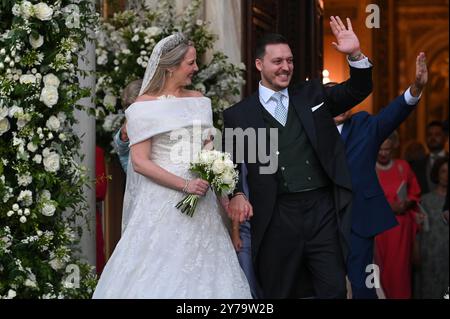 Athen, Griechenland. September 2024. Prinzessin Theodora von Griechenland und Matthew Kumar verlassen die Metropolitan Cathedral von Athen nach ihrer Hochzeit am 28. September 2024 in Athen. (Foto: Nicolas Koutsokostas/NurPhoto) Credit: NurPhoto SRL/Alamy Live News Stockfoto