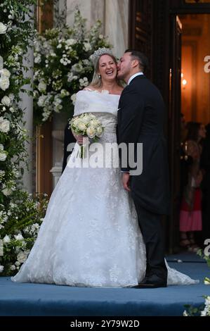 Athen, Griechenland. September 2024. Prinzessin Theodora von Griechenland und Matthew Kumar küssen sich, als sie am 28. September 2024 die Metropolitan Cathedral von Athen verlassen. (Foto: Nicolas Koutsokostas/NurPhoto) Credit: NurPhoto SRL/Alamy Live News Stockfoto