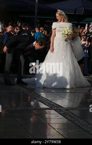 Athen, Griechenland. September 2024. Prinzessin Theodora von Griechenland, begleitet von Kronprinz Pavlos von Griechenland, trifft am 28. September 2024 zur Hochzeit mit Matthäus Kumar in Athen ein. (Foto: Nicolas Koutsokostas/NurPhoto) Credit: NurPhoto SRL/Alamy Live News Stockfoto