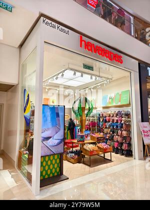 KUALA LUMPUR, MALAYSIA - 28. AUGUST 2024: Havaianas Markeneinzelhandel im großen Einkaufszentrum Stockfoto