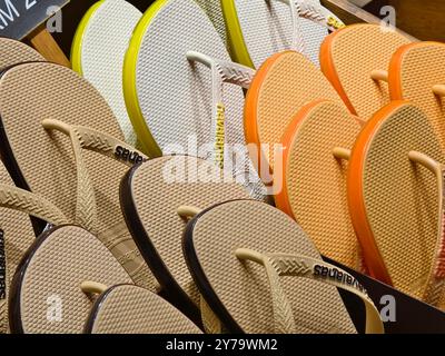 KUALA LUMPUR, MALAYSIA - 28. AUGUST 2024: Havaianas Markeneinzelhandel im großen Einkaufszentrum Stockfoto