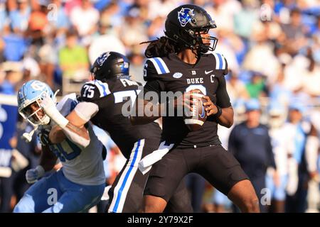 28. September 2024: Duke Blue Devils Quarterback Maalik Murphy (6) übergibt den Ball während des NCAA-Fußballspiels zwischen den North Carolina Tar Heels Stockfoto