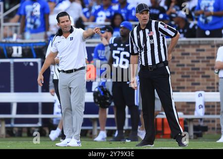 28. September 2024: Duke Blue Devils Cheftrainer Manny Diaz spricht mit einem Beamten während des NCAA-Fußballspiels zwischen den North Carolina Tar Hee Stockfoto