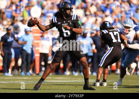 28. September 2024: Duke Blue Devils Quarterback Maalik Murphy (6) übergibt den Ball während des NCAA-Fußballspiels zwischen den North Carolina Tar Heels Stockfoto