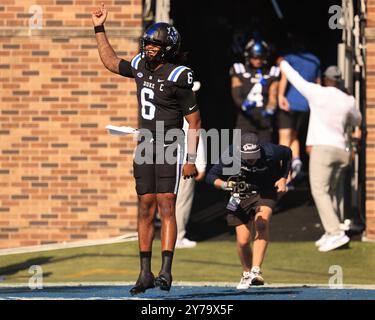 28. September 2024: Duke Blue Devils Quarterback Maalik Murphy (6) betritt das Feld vor dem NCAA-Football-Spiel zwischen den North Carolina Tar Heels Stockfoto